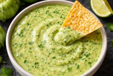 Chuy's Deluxe Tomatillo Sauce Recipe